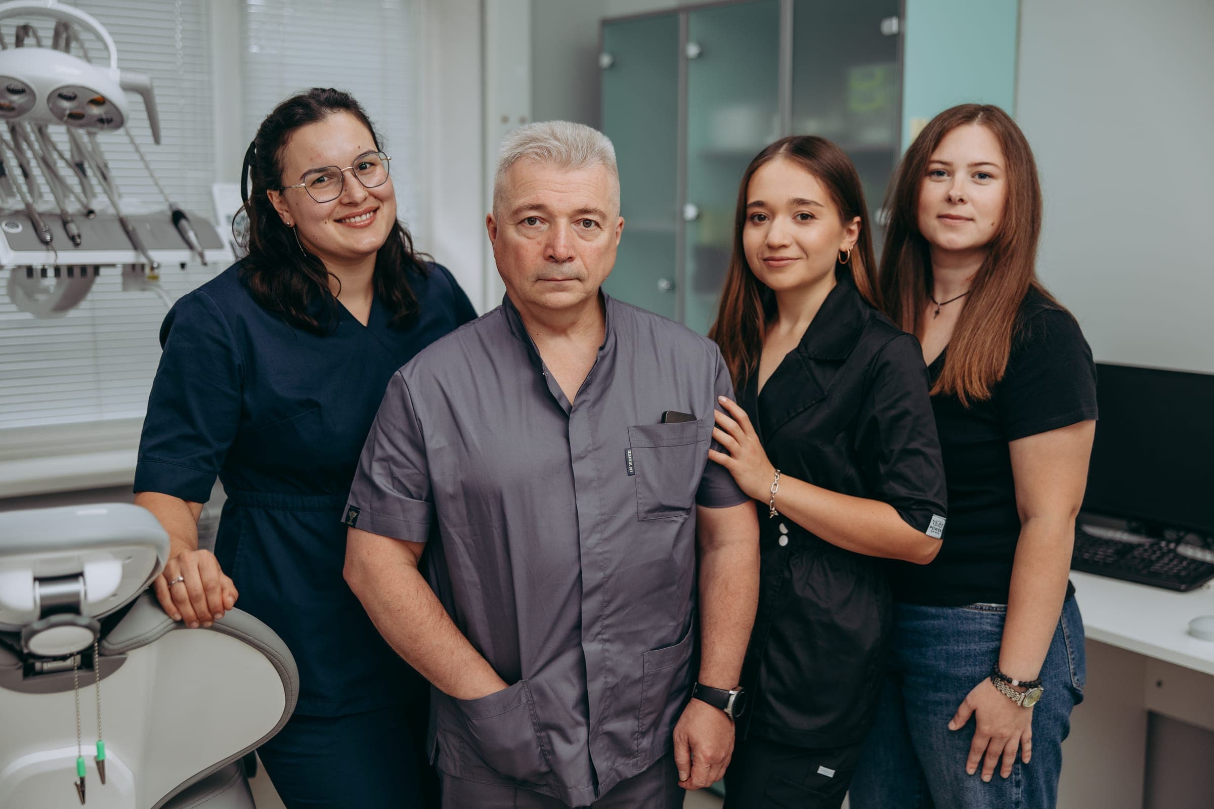 Команда Dental Space у кабінеті: Дарія Бурлацька, Олег Приходько, Елеонора Дегтярьова та адміністратор Анастасія